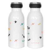 Une gourde en acier inoxydable isotherme, elle est blanche et possède des petits motifs de couleurs comme une hirondelle, un cœur, un éclaire, une encre, une feuille. Cette gourde est personnalisable.