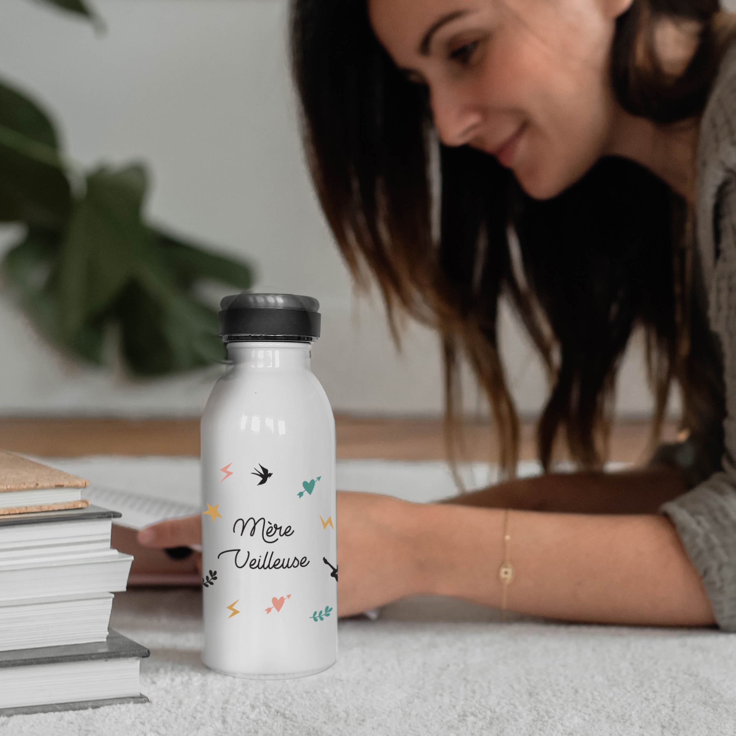 La gourde isotherme personnalisée est présentée avec une femme à l'arrière.