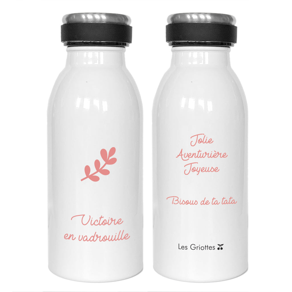 La gourde isotherme en acier inoxydable est présentée avec un texte à l'avant qui indique : Victoire en vadrouille avec une feuille rose. A l'arrière il est écrit : Jolie, aventurière, Joyeuse et signé Bisous de ta tata.