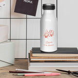 La gourde personnalisée isotherme en acier inoxydable est présentée avec un texte : Louise à la danse et des chaussons de danse en motif et de couleur rose poudré.