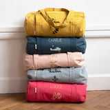 5 sacs de sport personnalisés superposés de coloris différents avec plusieurs styles d'écriture, motifs et couleurs de marquage