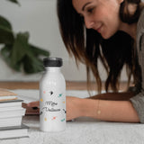 La gourde isotherme personnalisée est présentée avec une femme à l'arrière.