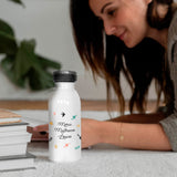 Une gourde isotherme blanche avec des motifs de couleurs . Elle peut être personnalisée avec un prénom ou un petit mot devant et derrière un message de votre enfant pour remercier la maîtresse, le maître, la nounou , Atsem ou autre personne.