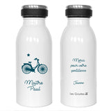 une gourde isotherme en acier inoxydable de couleur blanche. Elle est présenter avec un exemple de texte couleur bleu pétrole à l'avant Maître Paul et un vélo, et derrière avec Merci pour votre gentillesse signé Jeanne. Une belle idée de cadeau personnalisé et utile à offrir.