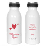 Un gourde de couleur blanche avec un texte personnalisé de couleur vert rouge. Cette gourde est isotherme et fait 350 ml. Elle maintient le chaud pendant 12h et au froid pendant 24h. Un beau cadeau pour dire merci à la maîtresse, au maître, à la nounou.