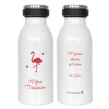 La gourde isotherme personnalisée pour la fête des mères et grands mères est présentée avec Mère Veilleuse devant ainsi qu'un flament rose, et à l'arrière le texte : Maman douce, je t'aime signé Ta Julie. le tout en rouge sur fond blanc.