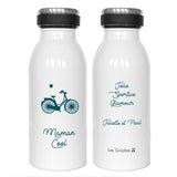 La gourde isotherme personnalisée est avec un texte pour la fête des mères, ici il est indiqué Maman cool avec un vélo à l'avant et à l'arrière le message : Jolie, sportive, glamour signée Juliette et Paul en bleu pétrole.