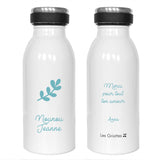 une gourde isotherme en acier inoxydable de couleur blanche. Elle est présenter avec un exemple de texte en bleu clair l'avant Nounou Jeanne et une feuille, et derrière avec Merci pour tout ton amour signé Anna. Une belle idée de cadeau personnalisé et utile à offrir.
