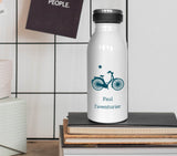 Voici une jolie gourde isotherme de 350 ml. Elle est personnalisable avec le message de votre choix. Ici le texte est bleu pétrole. C'est une belle idée de cadeau pour la fête des pères !