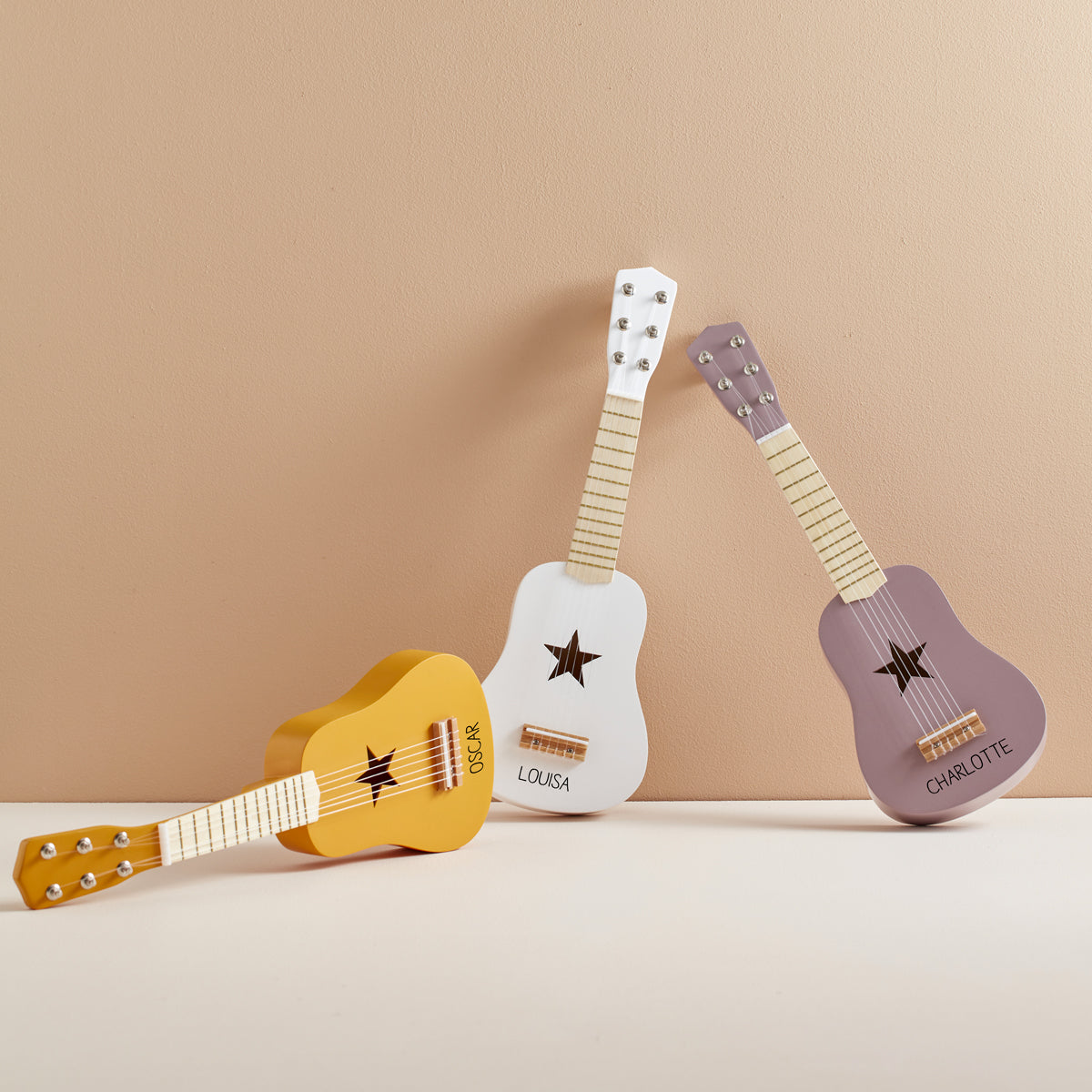 Guitare fleurs, guitare en bois pour enfant de la marque Vilac, reference 8305 Guitare fleurs, guitare en bois pour enfant de la marque Vilac, reference 8305