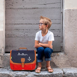 Le cartable CP Tann's bleu marine et rouge est personnalisé avec un prénom et une encre en blanc.