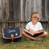 Un cartable bleu marine personnalisé avec le prénom Charlie et un éclaire. Ce cartable est de très bonne qualité et suivra votre enfant du CP au CM2.